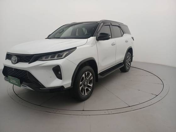 TOYOTA HILUX SW4 2.8 D-4D TURBO DIESEL DIAMOND 7L 4X4 AUTOMÁTICO TOYOTA HILUX SW4 2.8 D-4D TURBO DIESEL DIAMOND 7L 4X4 AUTOMÁTICO